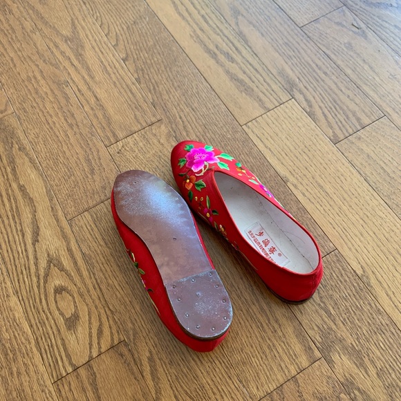 Chinese fabric flats with fine floral embroidery. - Picture 4 of 4